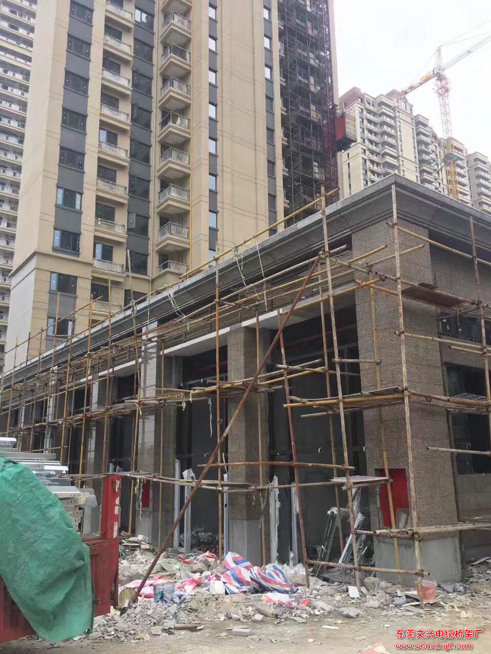 陽江恒大名都鍍鋅橋架進場(圖1) 陽江恒大名都鍍鋅橋架進場