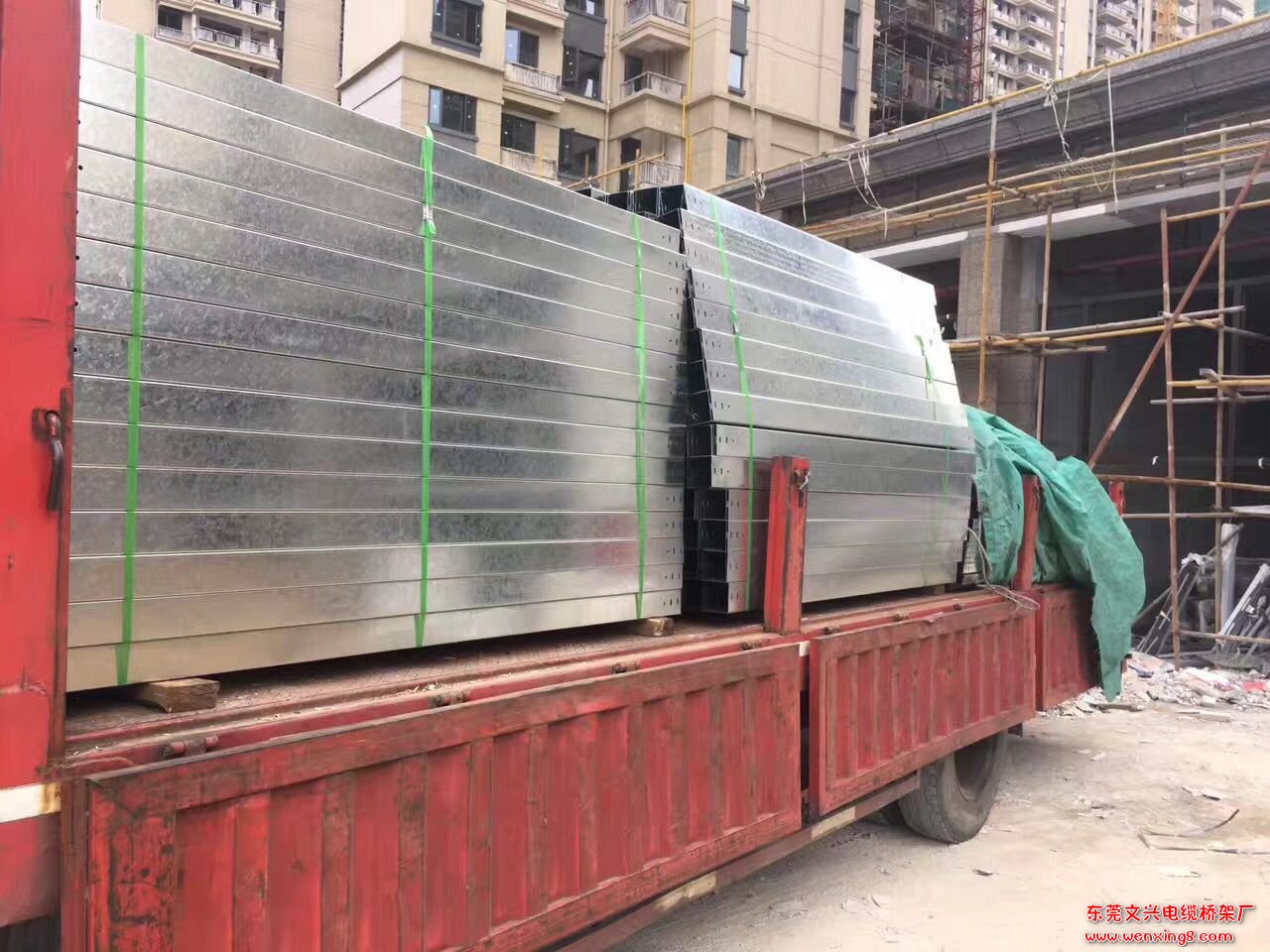 陽江恒大名都鍍鋅橋架進場(圖2) 陽江恒大名都鍍鋅橋架進場