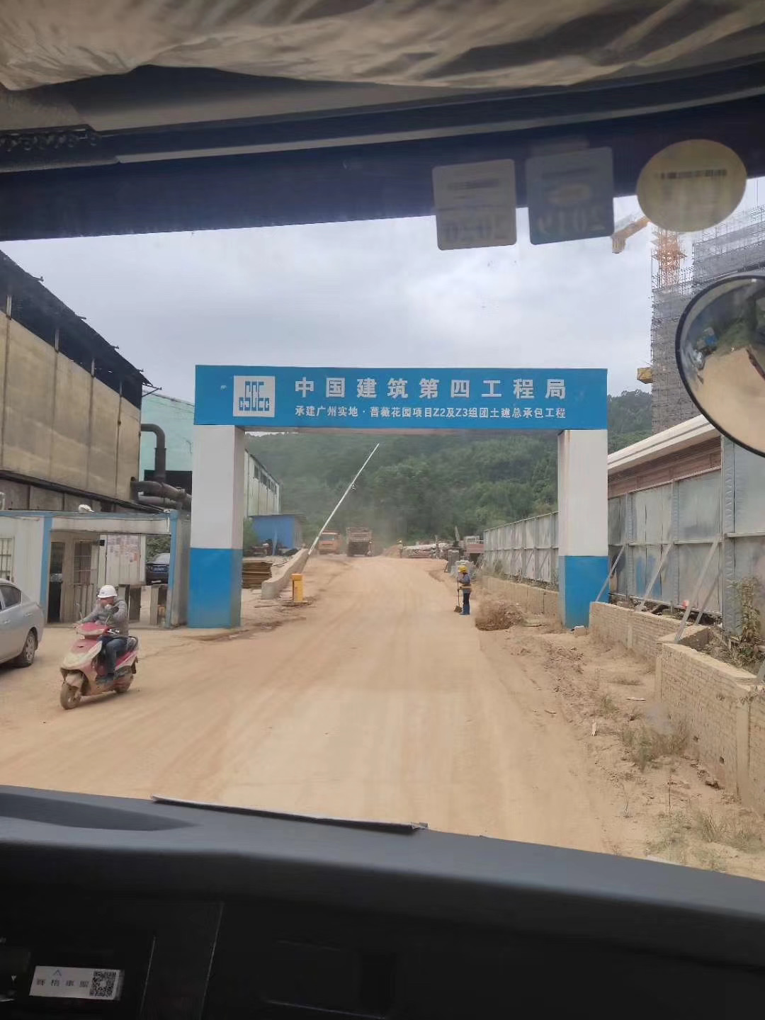 廣州實(shí)地墻薇國(guó)際電纜橋架進(jìn)場(chǎng)